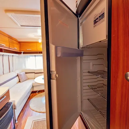 Κάμπινγκ каравани Avi Iris фичоза *