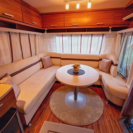 Κάμπινγκ каравани Avi Iris фичоза