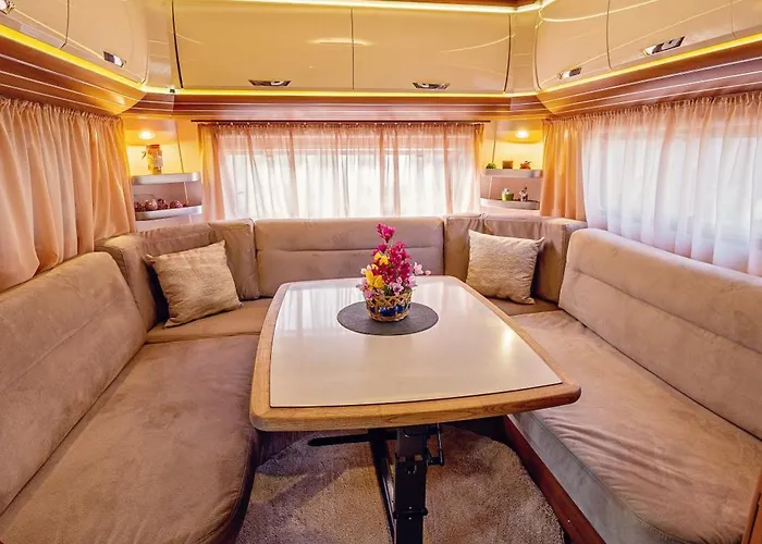 Κάμπινγκ каравани Avi Iris фичоза