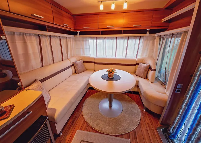 Κάμπινγκ каравани Avi Iris фичоза