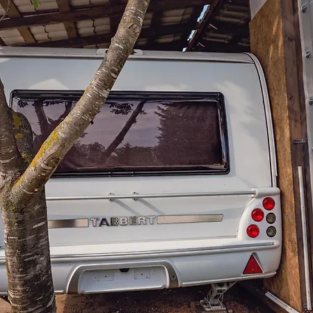 каравани Avi Iris фичоза Кемпинг *